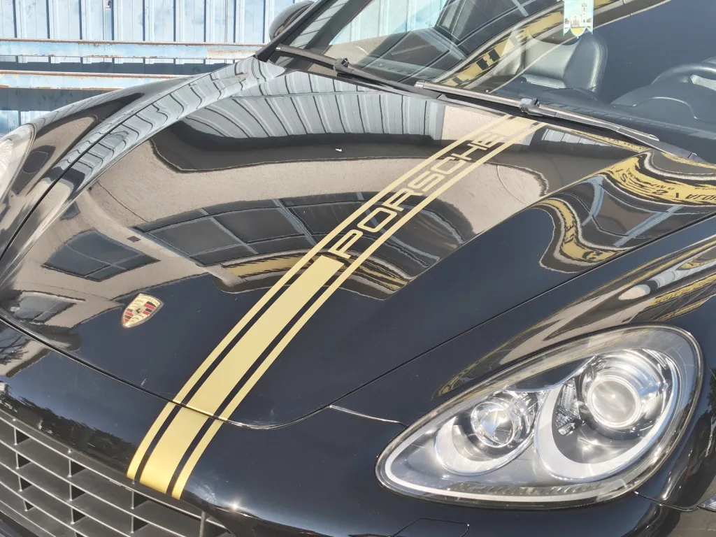 Porsche Cayenne · Franjas doradas en el capó