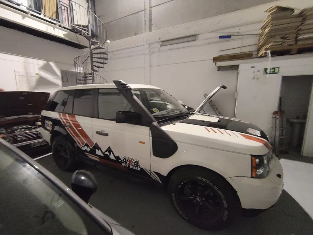 Range Rover con wrapping 4x4 off-road terminado, vista lateral